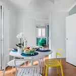 Avenida Da Liberdade Area, Bright And Newly Renovated 2 Bedroom Apartment, Historical Center *