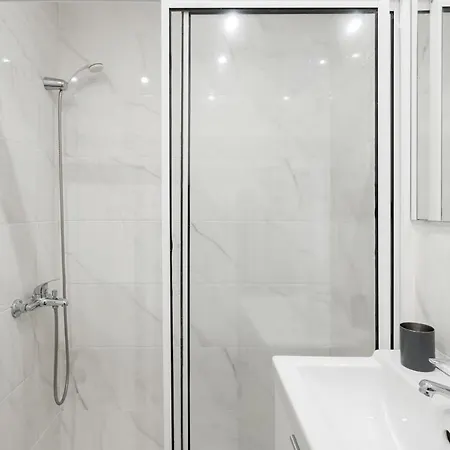 Avenida Da Liberdade Area, Bright And Newly Renovated 2 Bedroom Apartment, Historical Center *