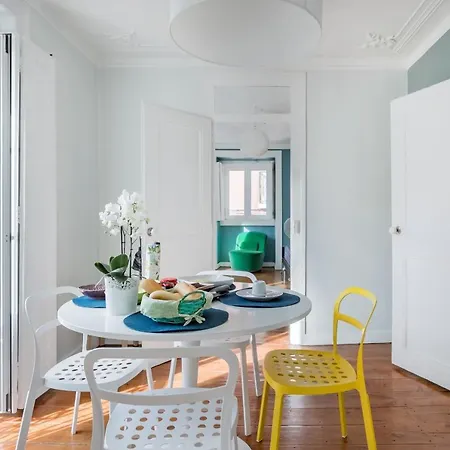 Avenida Da Liberdade Area, Bright And Newly Renovated 2 Bedroom Apartment, Historical Center *