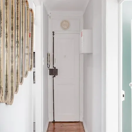 Avenida Da Liberdade Area, Bright And Newly Renovated 2 Bedroom Apartment, Historical Center *