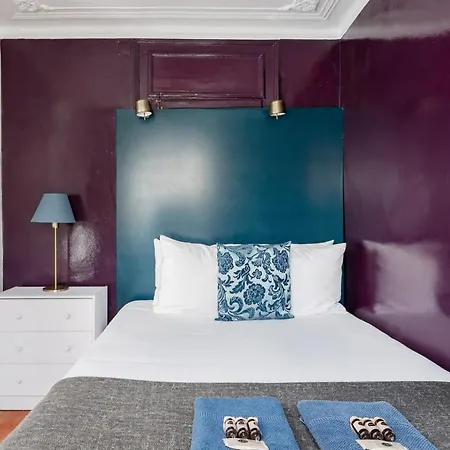 Avenida Da Liberdade Area, Bright And Newly Renovated 2 Bedroom Apartment, Historical Center