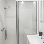 Avenida Da Liberdade Area, Bright And Newly Renovated 2 Bedroom Apartment, Historical Center *