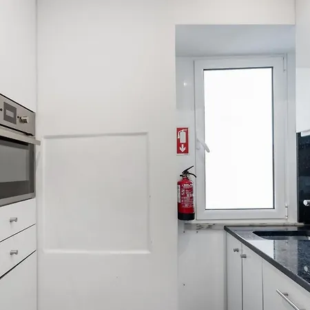 Avenida Da Liberdade Area, Bright And Newly Renovated 2 Bedroom Apartment, Historical Center