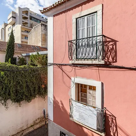 Апартаменти Avenida Da Liberdade Area, Bright And Newly Renovated 2 Bedroom Apartment, Historical Center