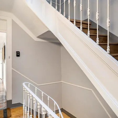 Avenida Da Liberdade Area, Bright And Newly Renovated 2 Bedroom Apartment, Historical Center